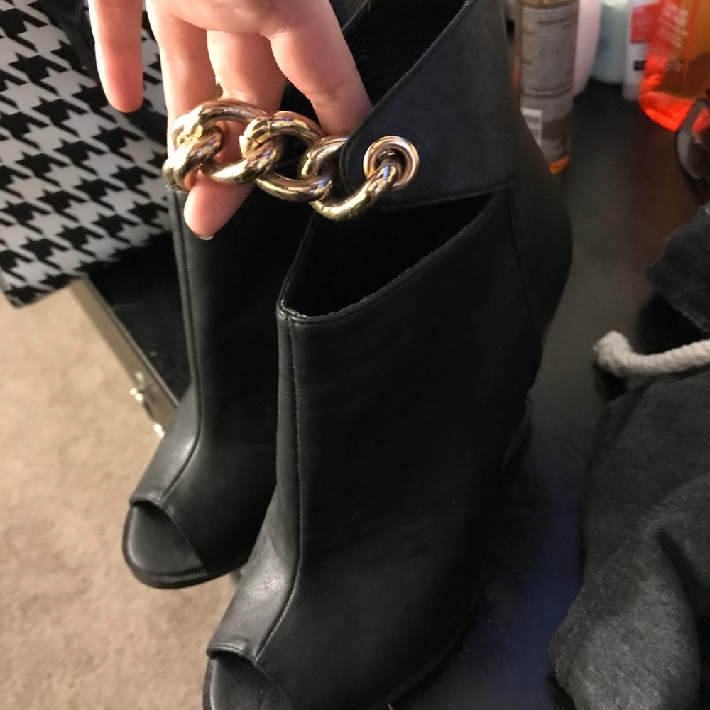 Black wedges