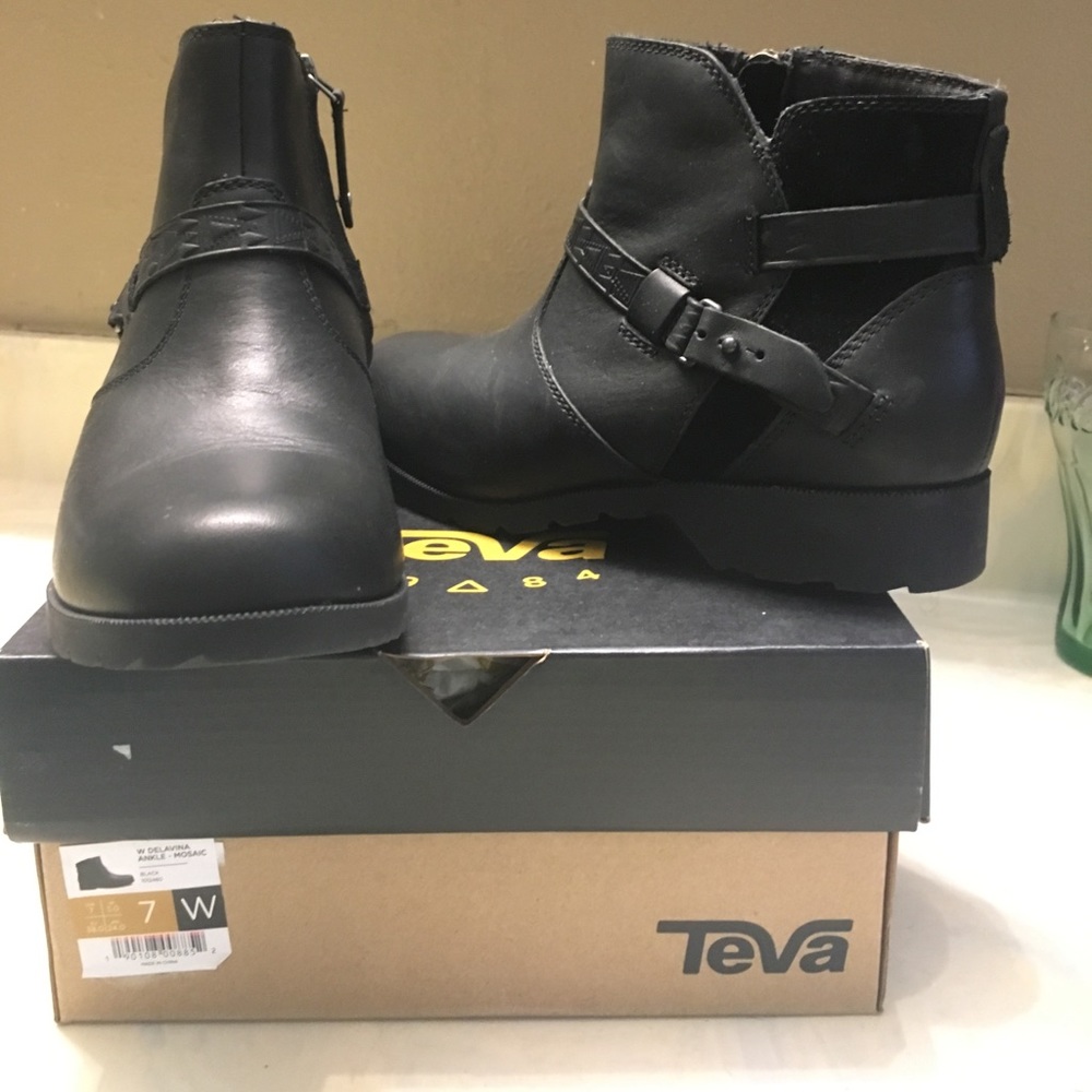 New In Box Size 7 Teva Delavina Bootie