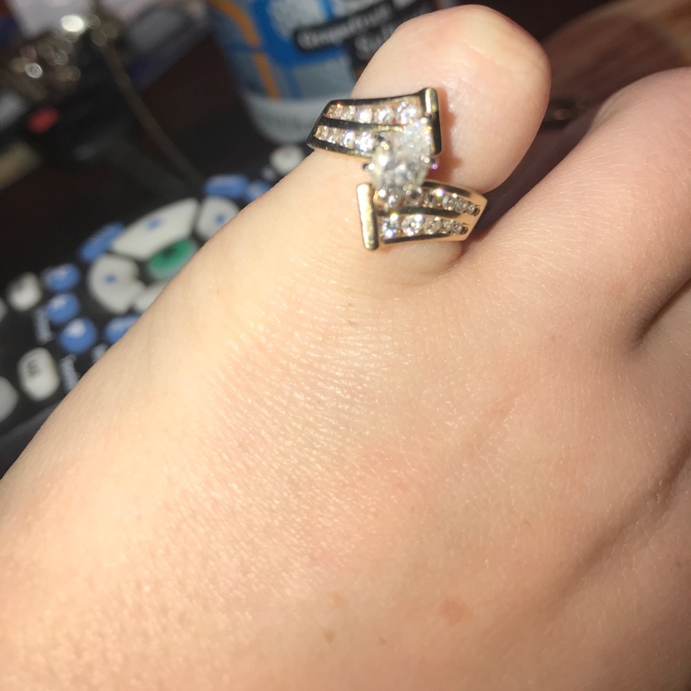 ENGAGEMENT RING - Picture 2 of 4