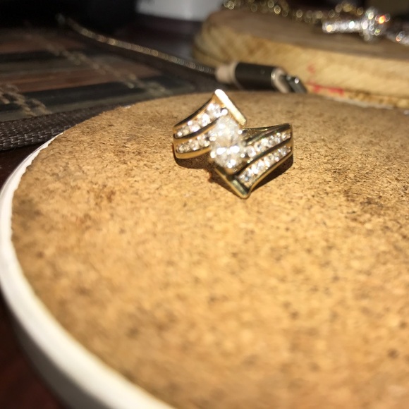 ENGAGEMENT RING - Picture 3 of 4