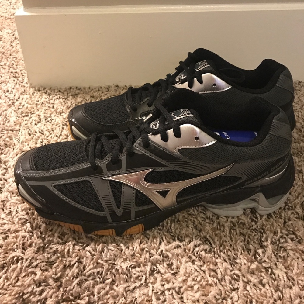 Brand new Mizuno Volleyball shoe size 10