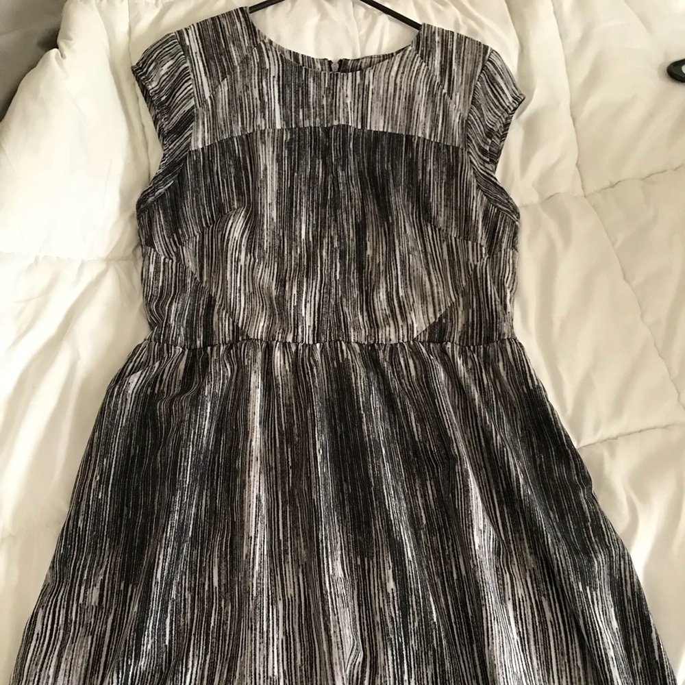 Mossimo Black and white mid dress size L