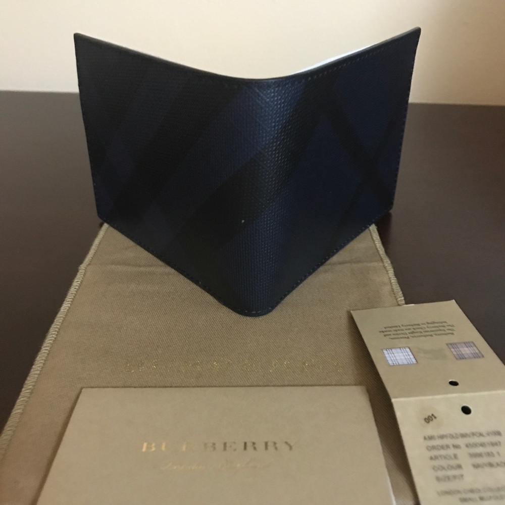 🔥Burberry London Check and Leather Bifold Wallet.
