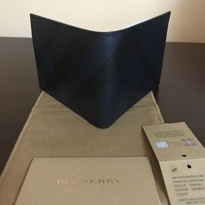🔥Burberry London Check and Leather Bifold Wallet.