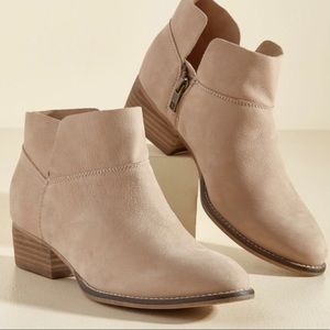 Seychelles Snare Suede Bootie in Sandy Pink Size 9