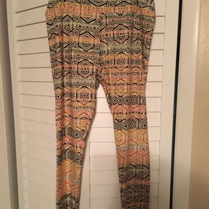 LuLaRoe Tall & Curvy Leggings