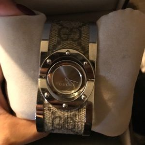 Gucci woman watch