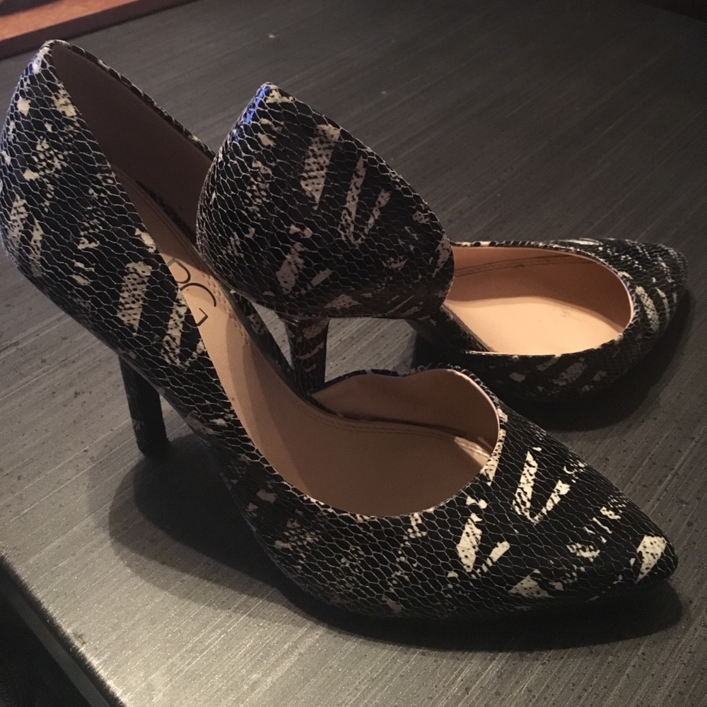 BCBG Black & White pumps!
