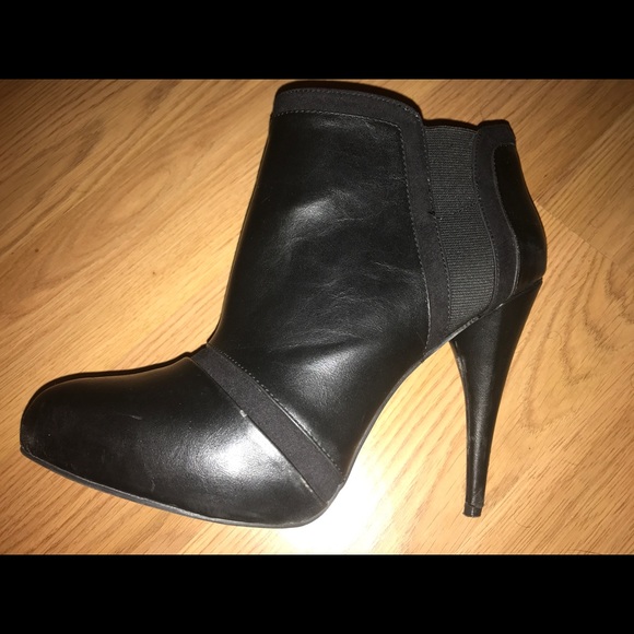Black BCBG Paris Black Lyons ankle booties - Picture 2 of 8