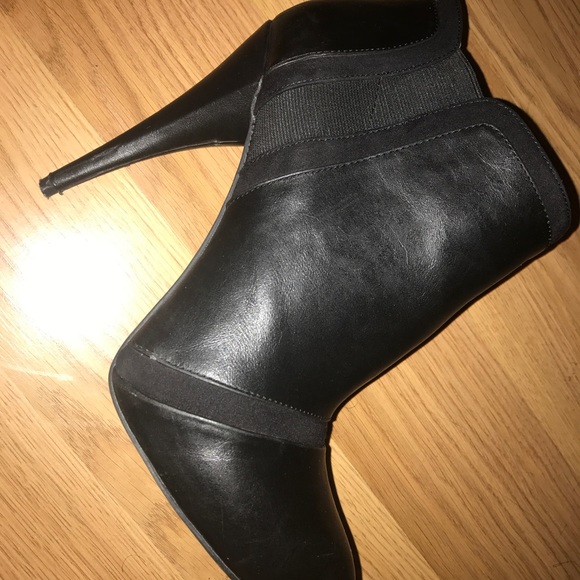Black BCBG Paris Black Lyons ankle booties - Picture 5 of 8