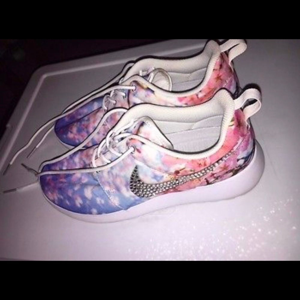 Women’s Nike Roshe One Blinged Swoosh Size 7