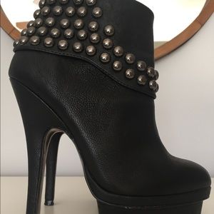 Steve Madden Black boot with studs