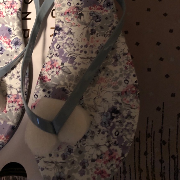 NWT flip flops - Picture 3 of 3
