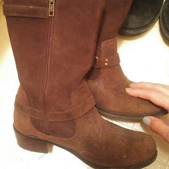 **SOLD**  Kids youth size 4 UGG Boots - Picture 6 of 8