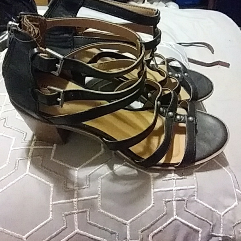 Worn once gorgeous 2 1/2 heeled GlAD