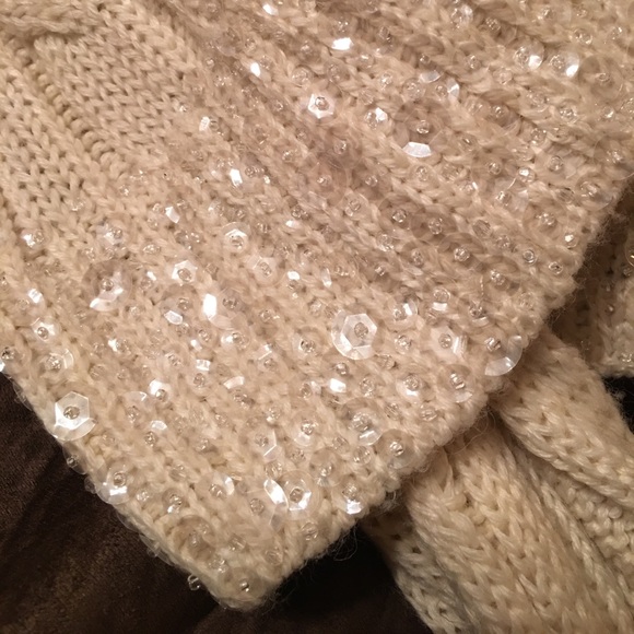 Knit Scarf and Gloves - Picture 4 of 6