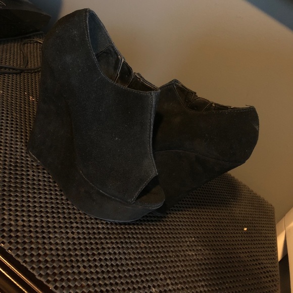 Heels - Picture 2 of 3