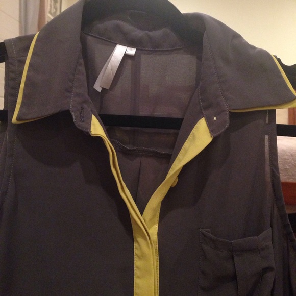 ⭐️FINAL MARKDOWN⭐️ Mona B High Low Grey/Lime Top - Picture 3 of 5