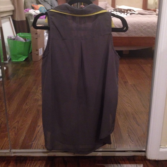 ⭐️FINAL MARKDOWN⭐️ Mona B High Low Grey/Lime Top - Picture 4 of 5