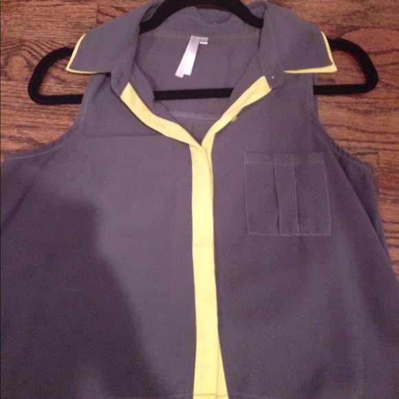 ⭐️FINAL MARKDOWN⭐️ Mona B High Low Grey/Lime Top - Picture 2 of 5