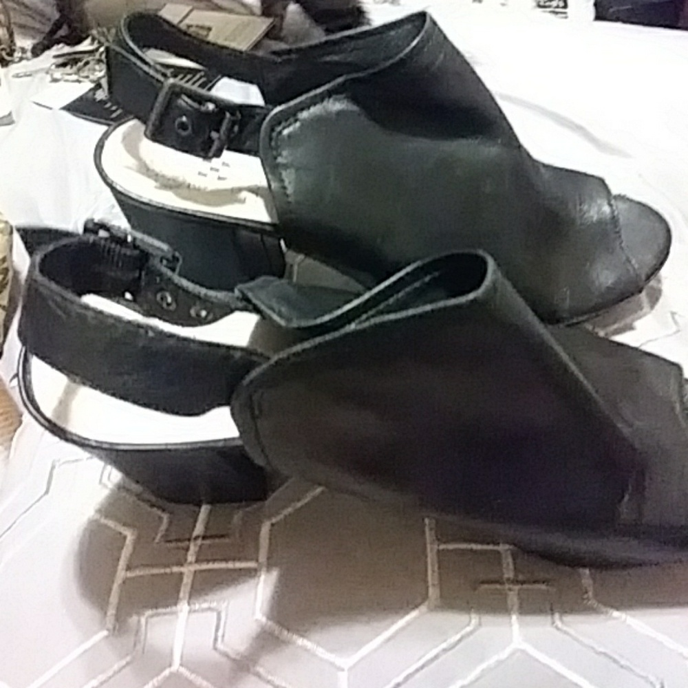 Worn once Vince Camuto sling back