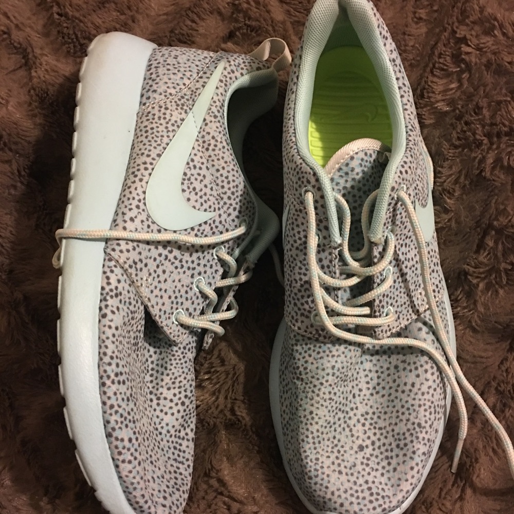 Nike Roshe Sneakers
