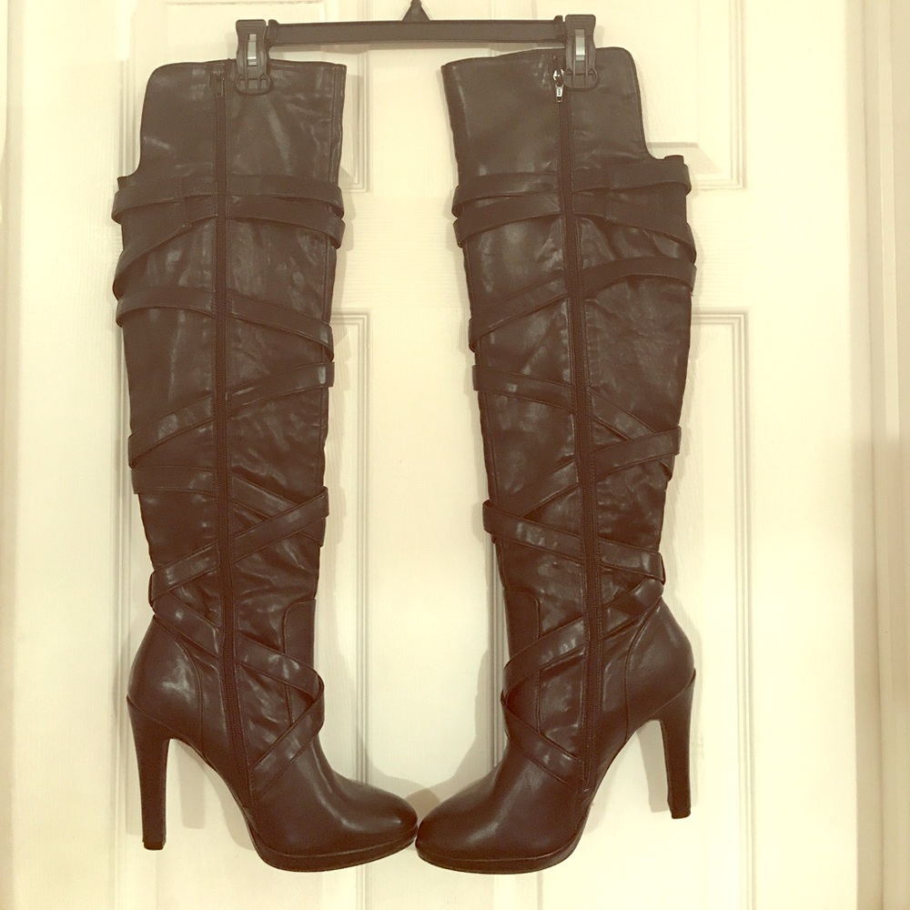 Knee high boots (Like new)