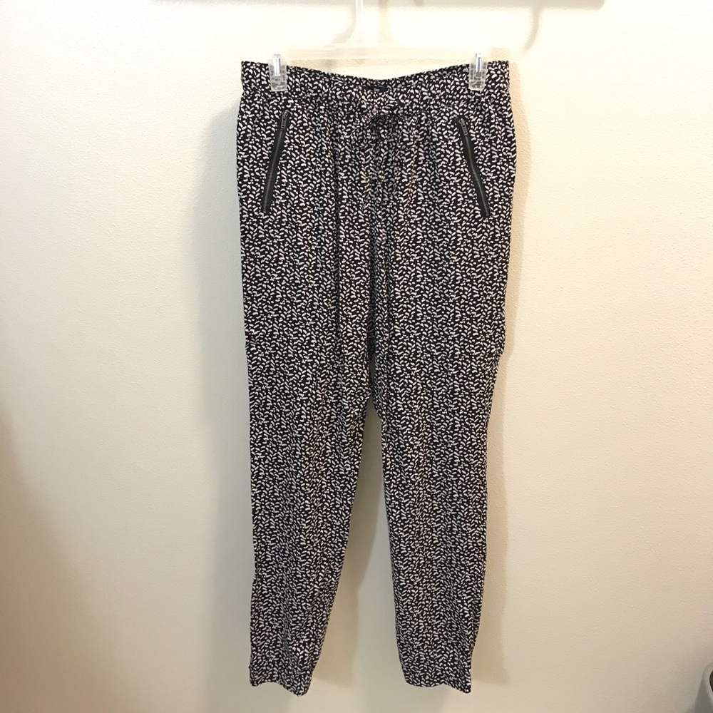 Gap Relaxed Capri with zipper pockets and tie