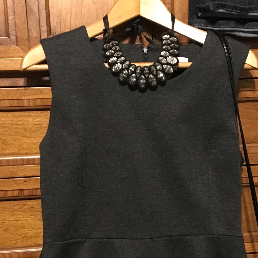 New York & Co. Sleeveless Heather Gray Peplum Top