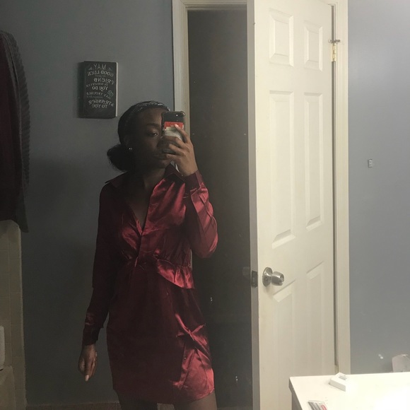 Satin dress with deep V - Picture 2 of 2