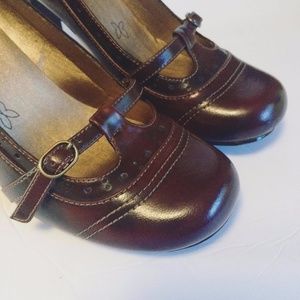 Cute as MUDD! Pinecone Wine Vintage heels - size 9