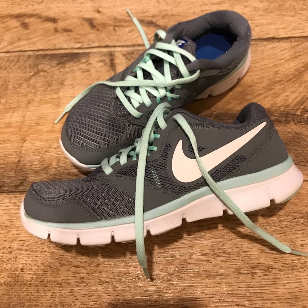 Nike Flex Experience Run 3 (BARELY USED)