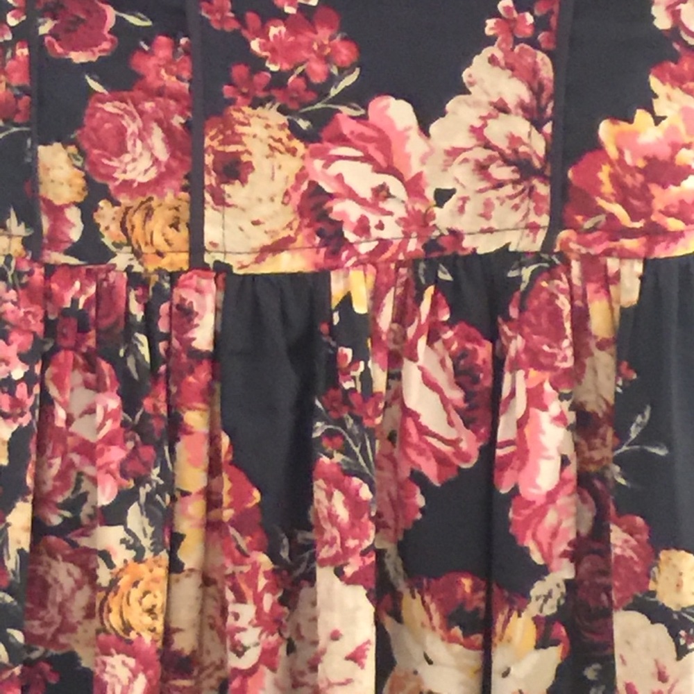 Rose pattern dress! - Picture 3 of 3