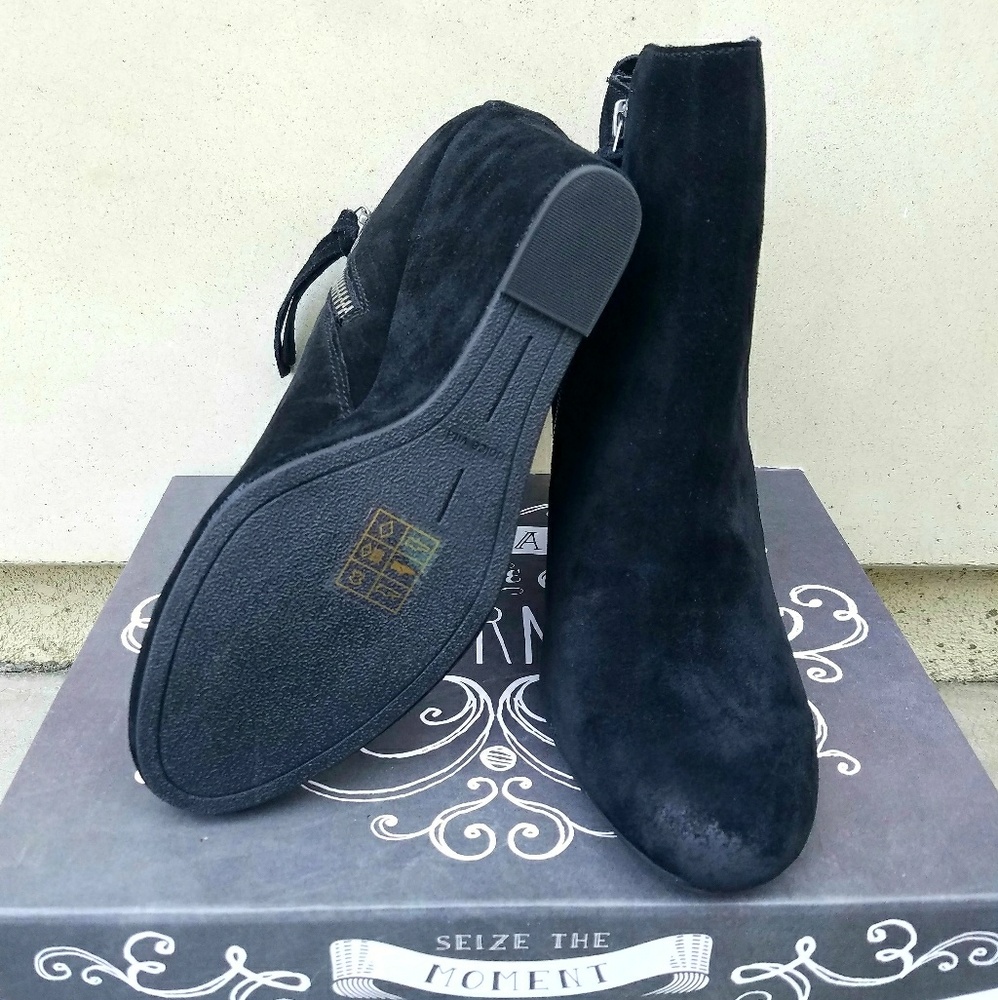 Simple & Chic Dolce Vita Wedge Booties - Picture 5 of 5