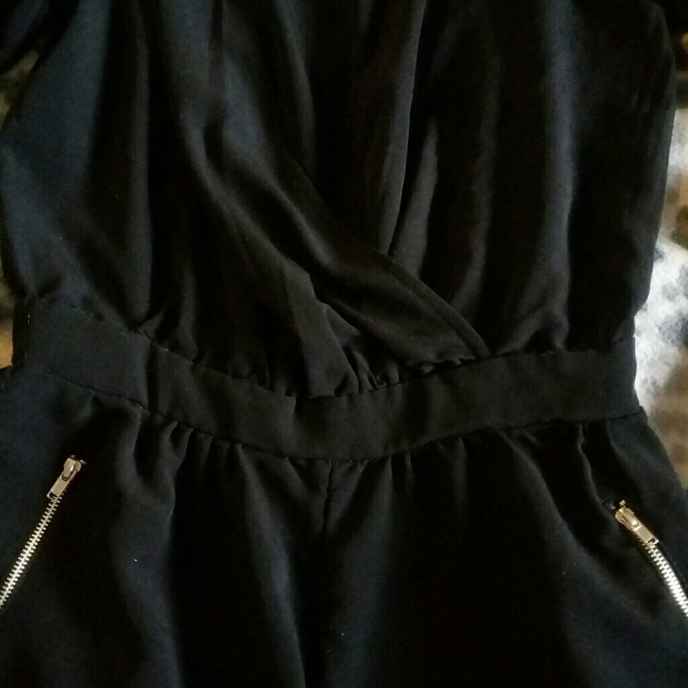 💋 Low Cut Black Long Sleeve Romper - Picture 6 of 6