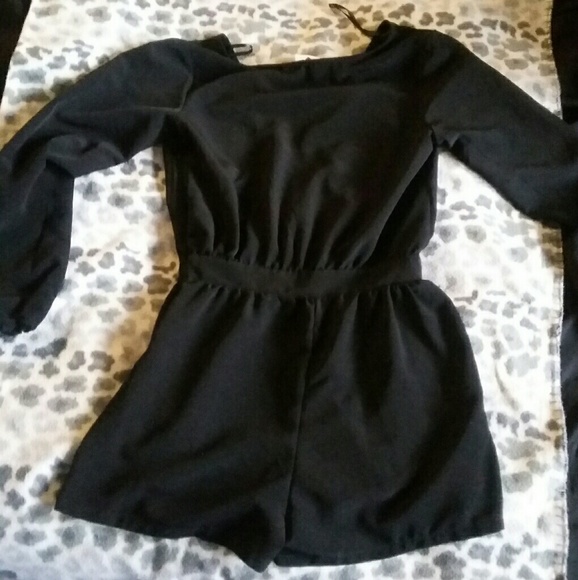 💋 Low Cut Black Long Sleeve Romper - Picture 5 of 6