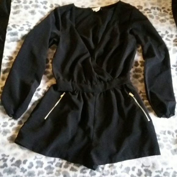 💋 Low Cut Black Long Sleeve Romper - Picture 2 of 6