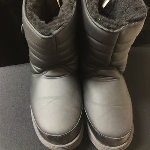 Black Khombu ski boots