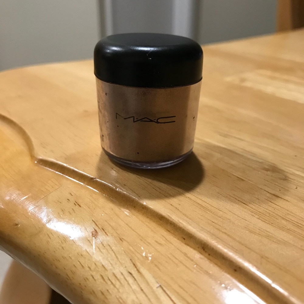 MAC PIGMENT IN BLONDE’S GOLD