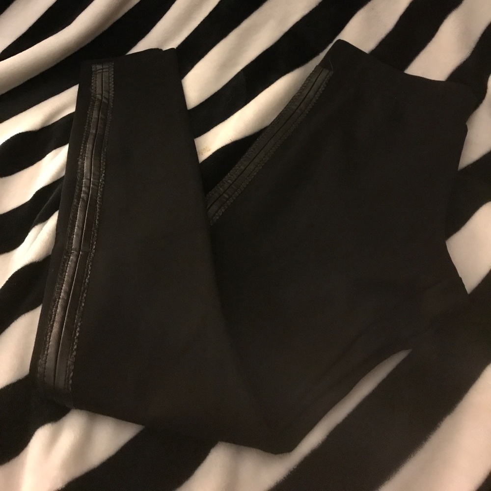 Size Lg! Black Stretch Leggings! R & J! 🌟