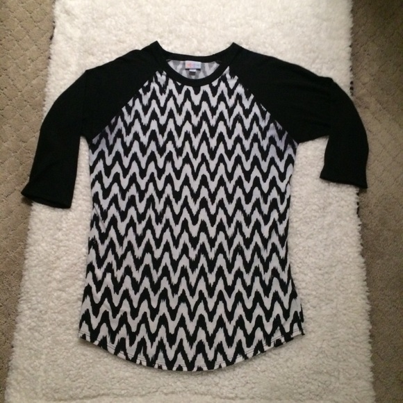 LuLaRoe Tops - LuLaRoe Randy Tee Size Medium EUC