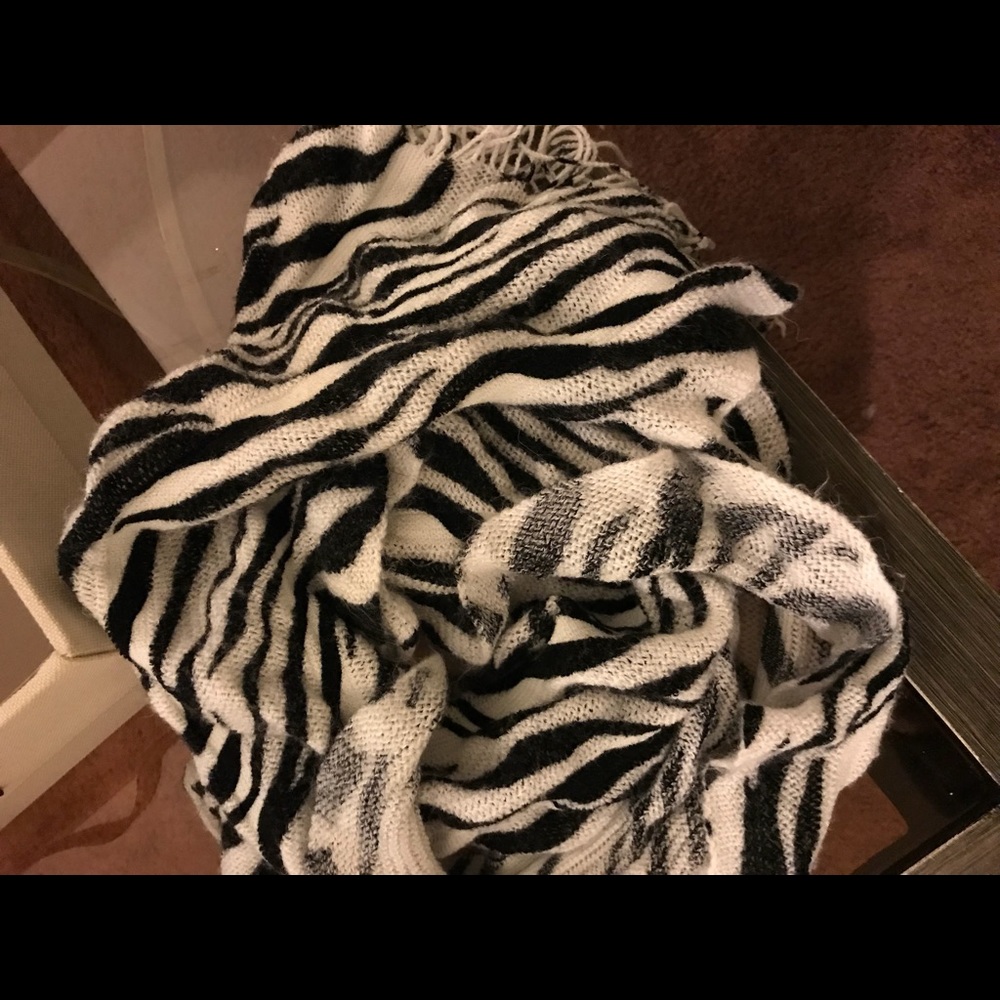 Zebra Scarf - Picture 3 of 6