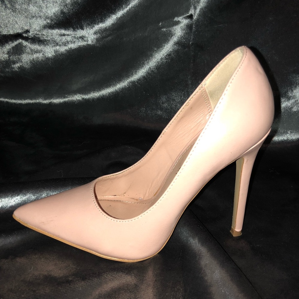 Size 6 women’s pointed toe pump