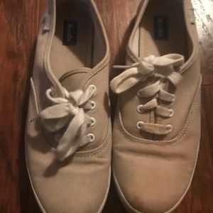 Tan keds