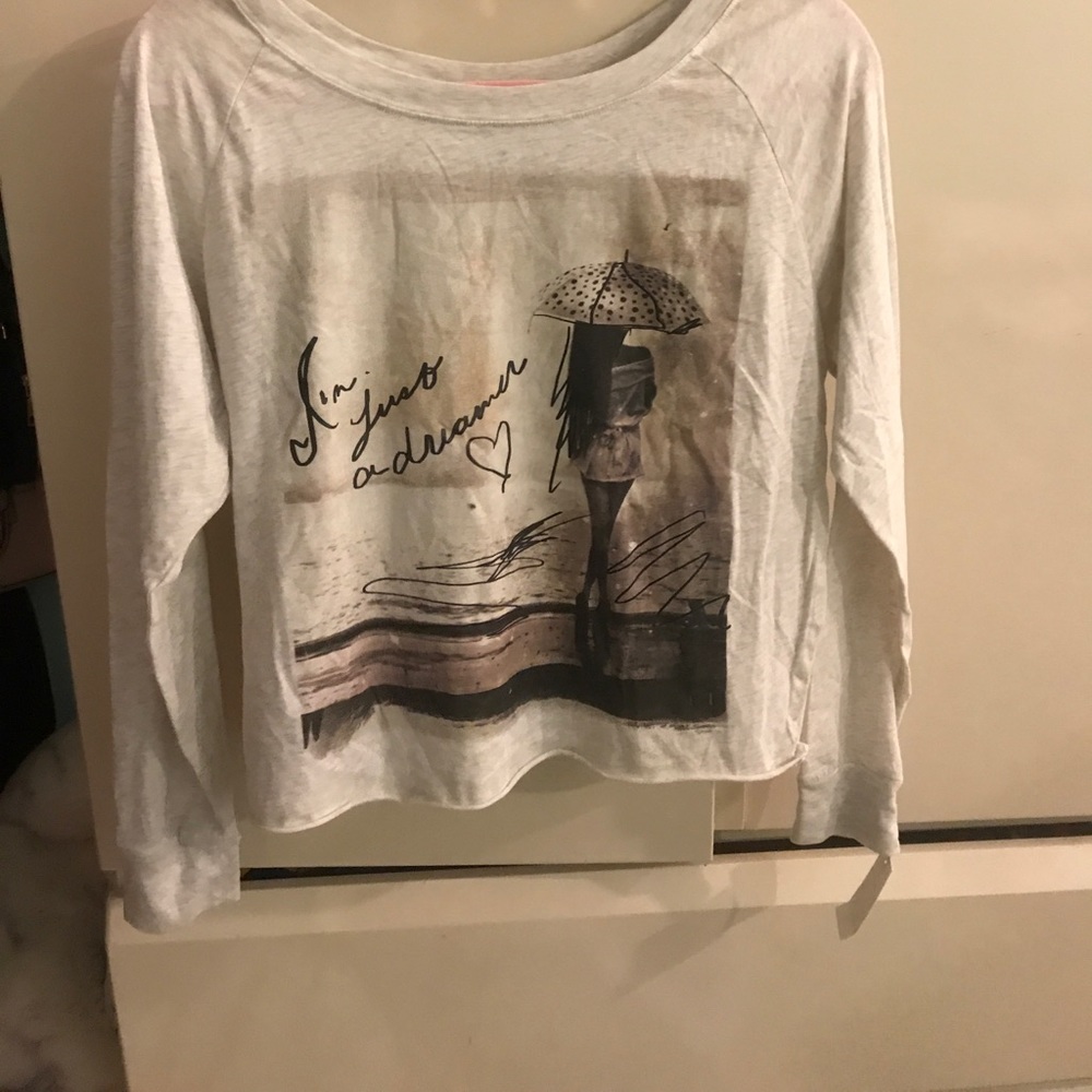 Cropped long sleeve graphic oatmeal color