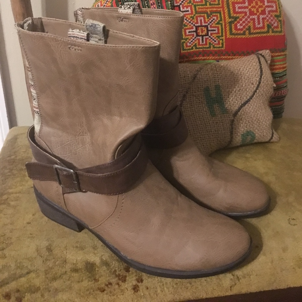 Pink and Pepper Brown boots with detail. Size 8.5.
