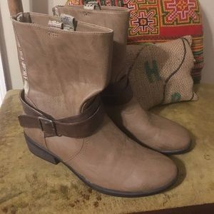 Pink and Pepper Brown boots with detail. Size 8.5.