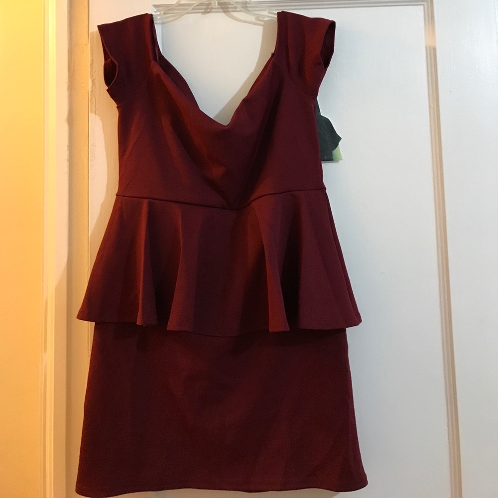 Off the shoulder peplum dress 👗 color berry