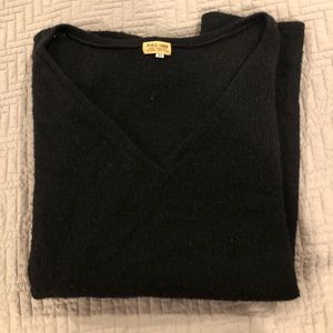 Black V-neck Piko sweater