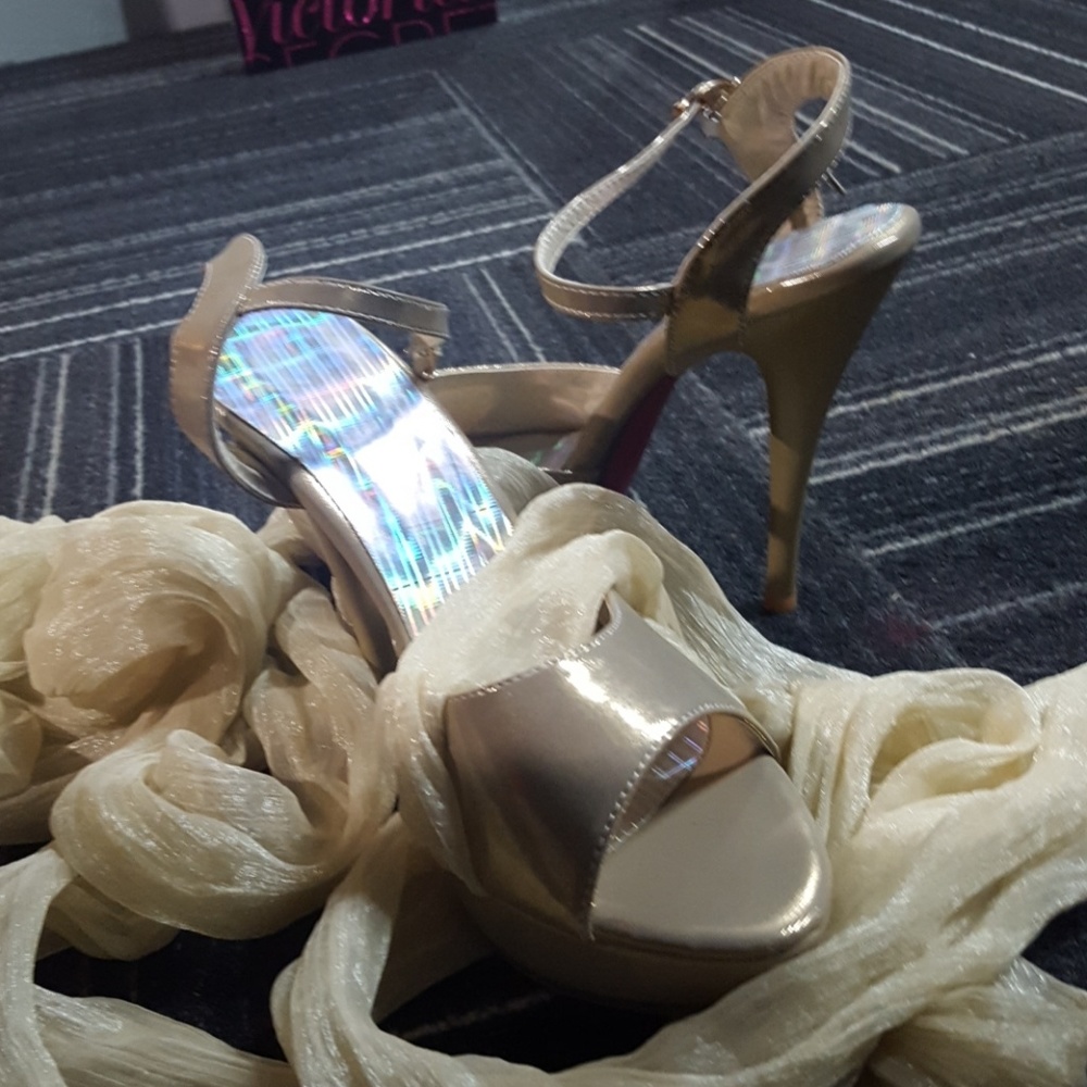 Heels - Picture 3 of 3